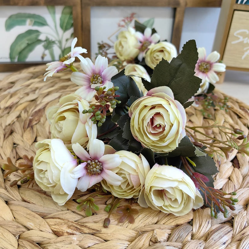 Искусственные цветы в Астрахани | Цветы искусственные «Камелии с мелкоцветом», сиренево-молочные, букет